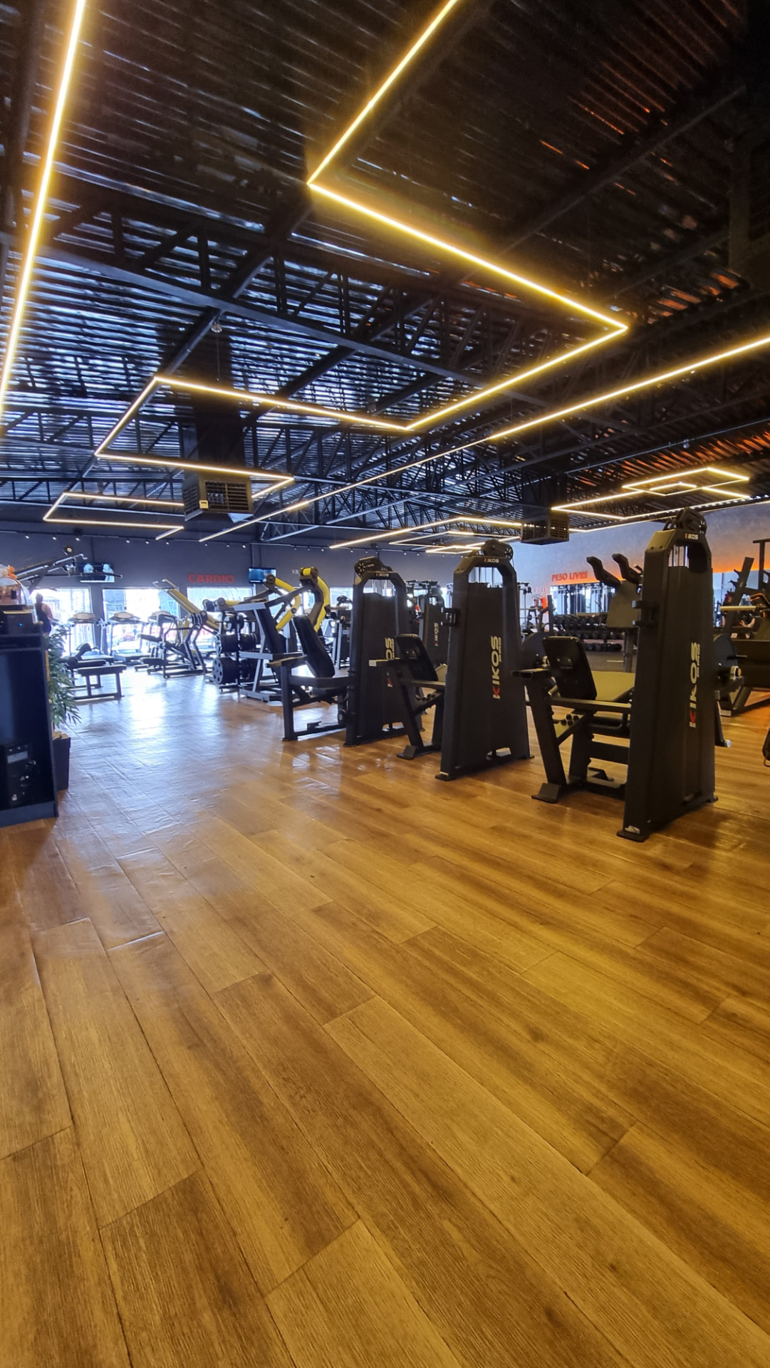 Sala de musculação com equipamentos na RA Novo Horizonte