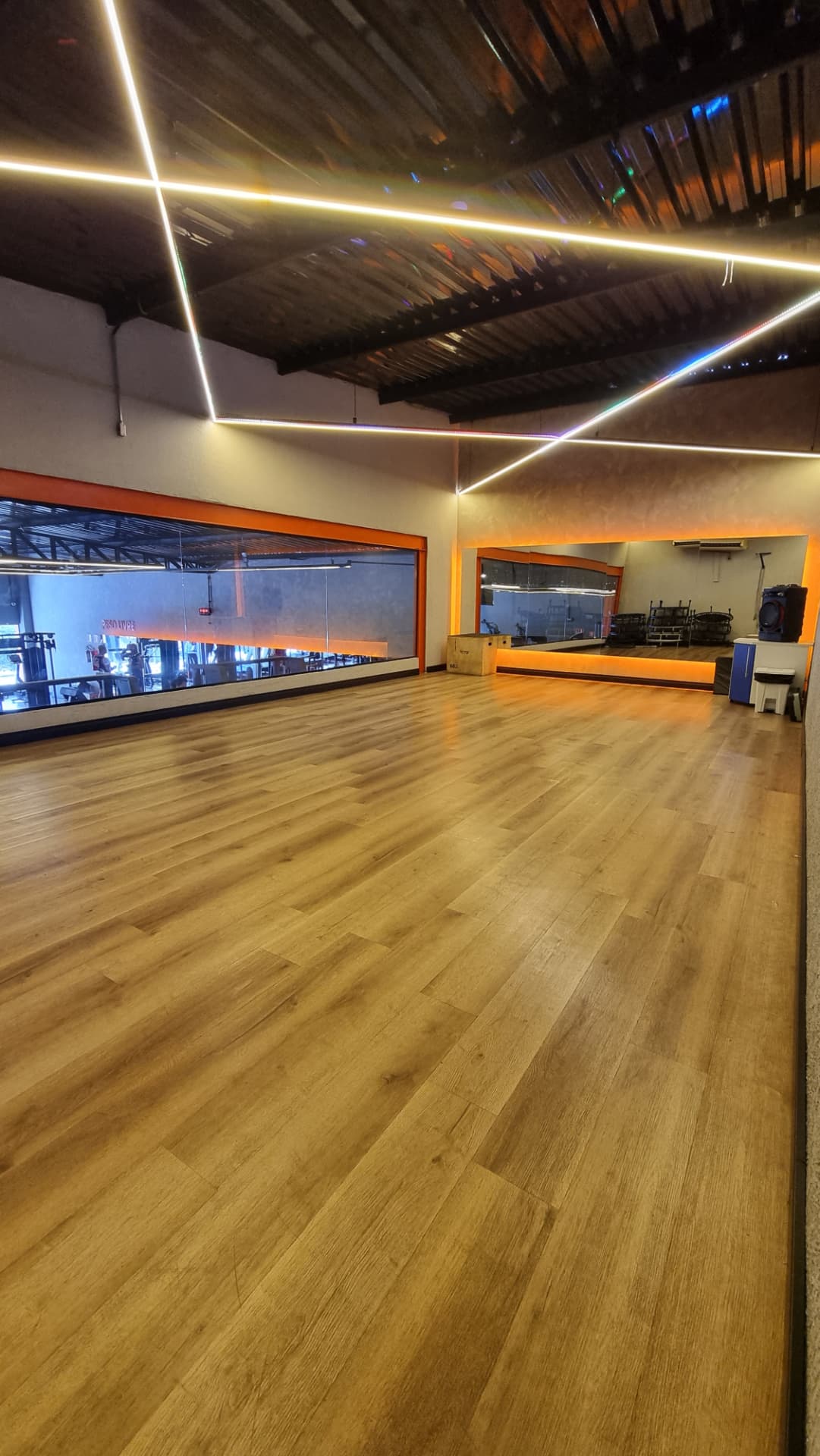 Sala de aulas coletivas com espelhos na RA Novo Horizonte